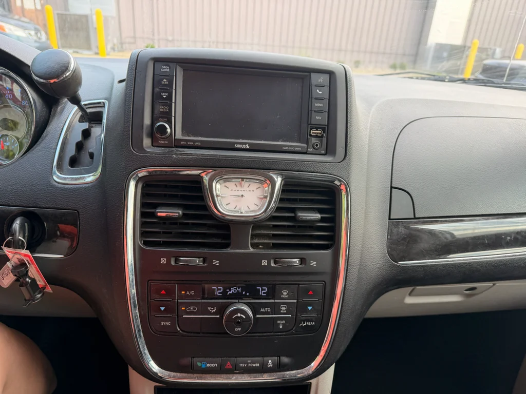 Used 2013 Billet Silver Metallic Clearcoat Chrysler Touring image 9