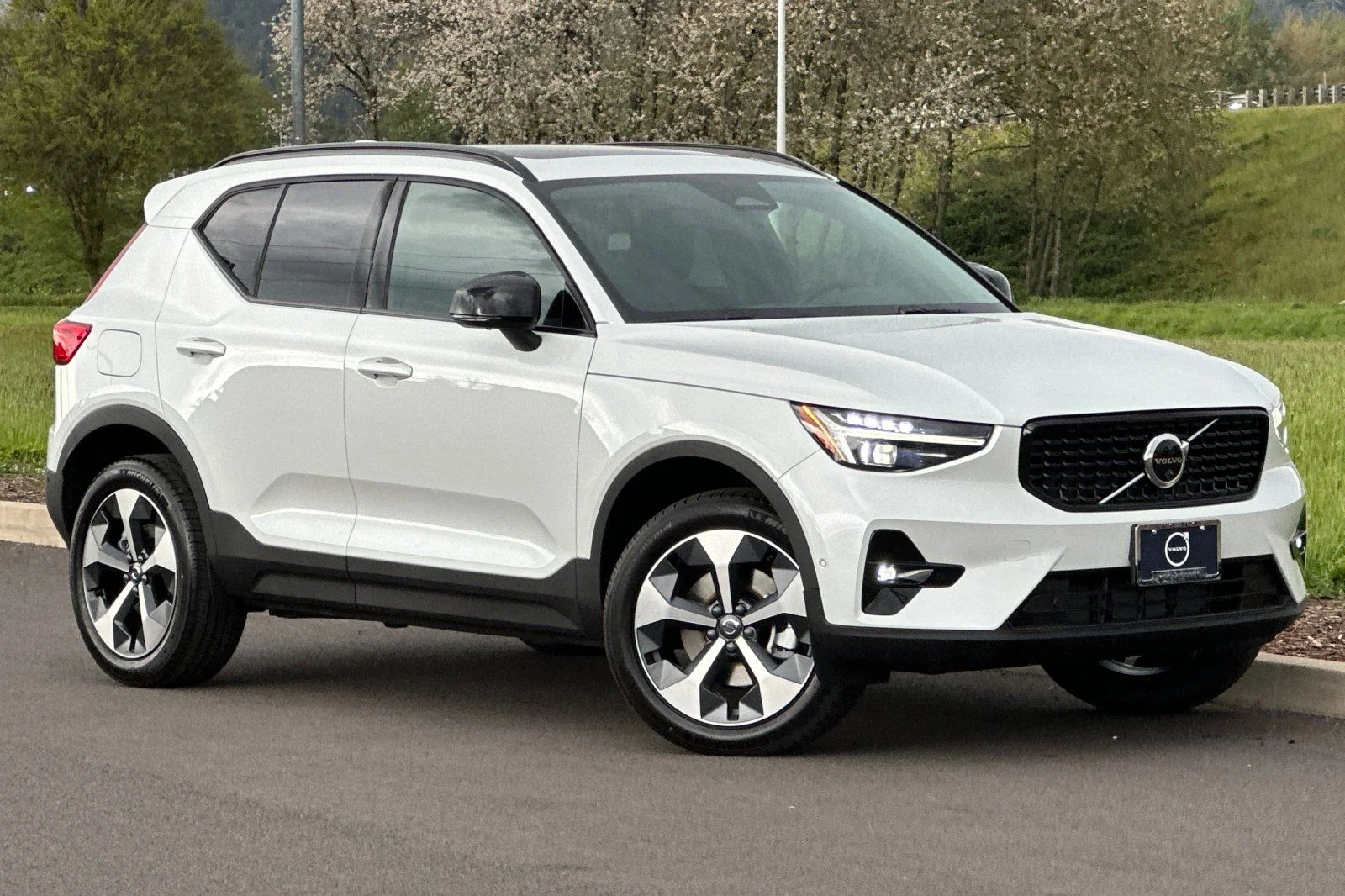2026 Volvo XC40 B5 Plus Dark AWD's photo