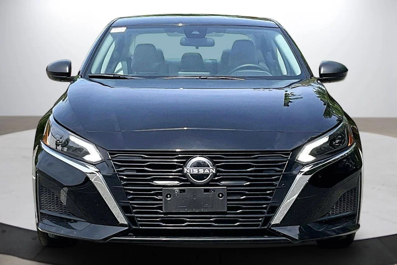 Used 2025 Black Nissan 2.5 SV image 3