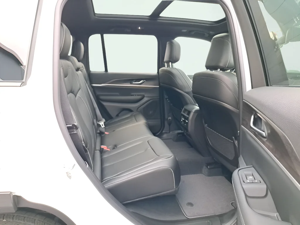 New 2025 Bright White Clear-Coat Exterior Paint Jeep Limited image 14
