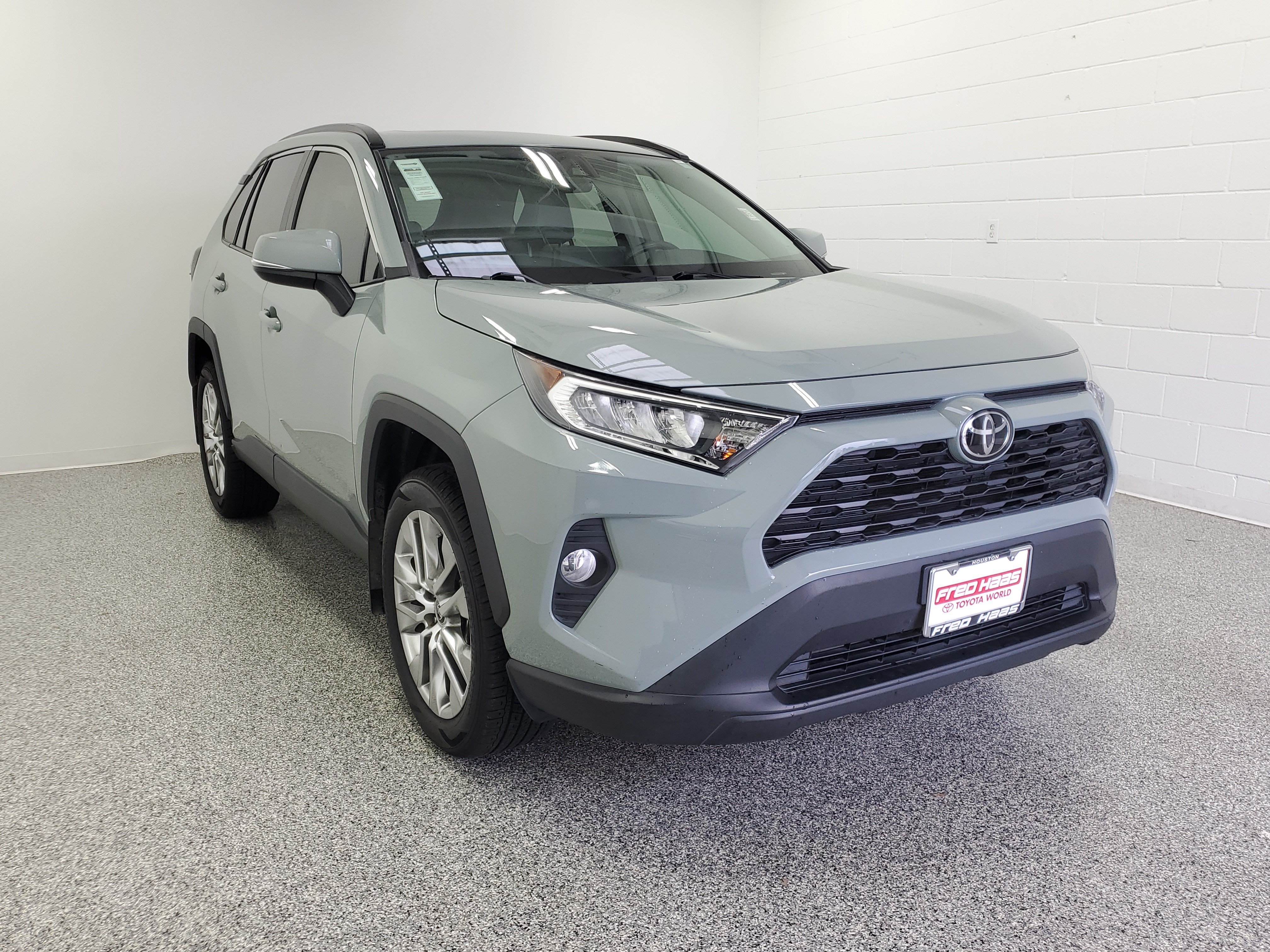 Used 2021 Lunar Rock Toyota XLE Premium image 3