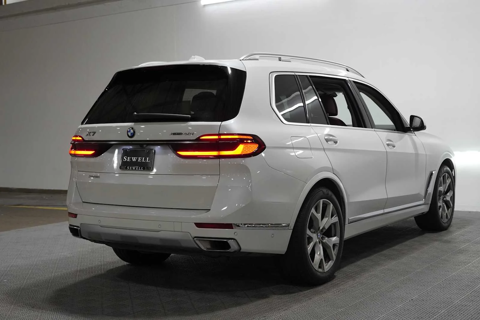 Used 2024 Mineral White Metallic BMW xDrive40i image 4