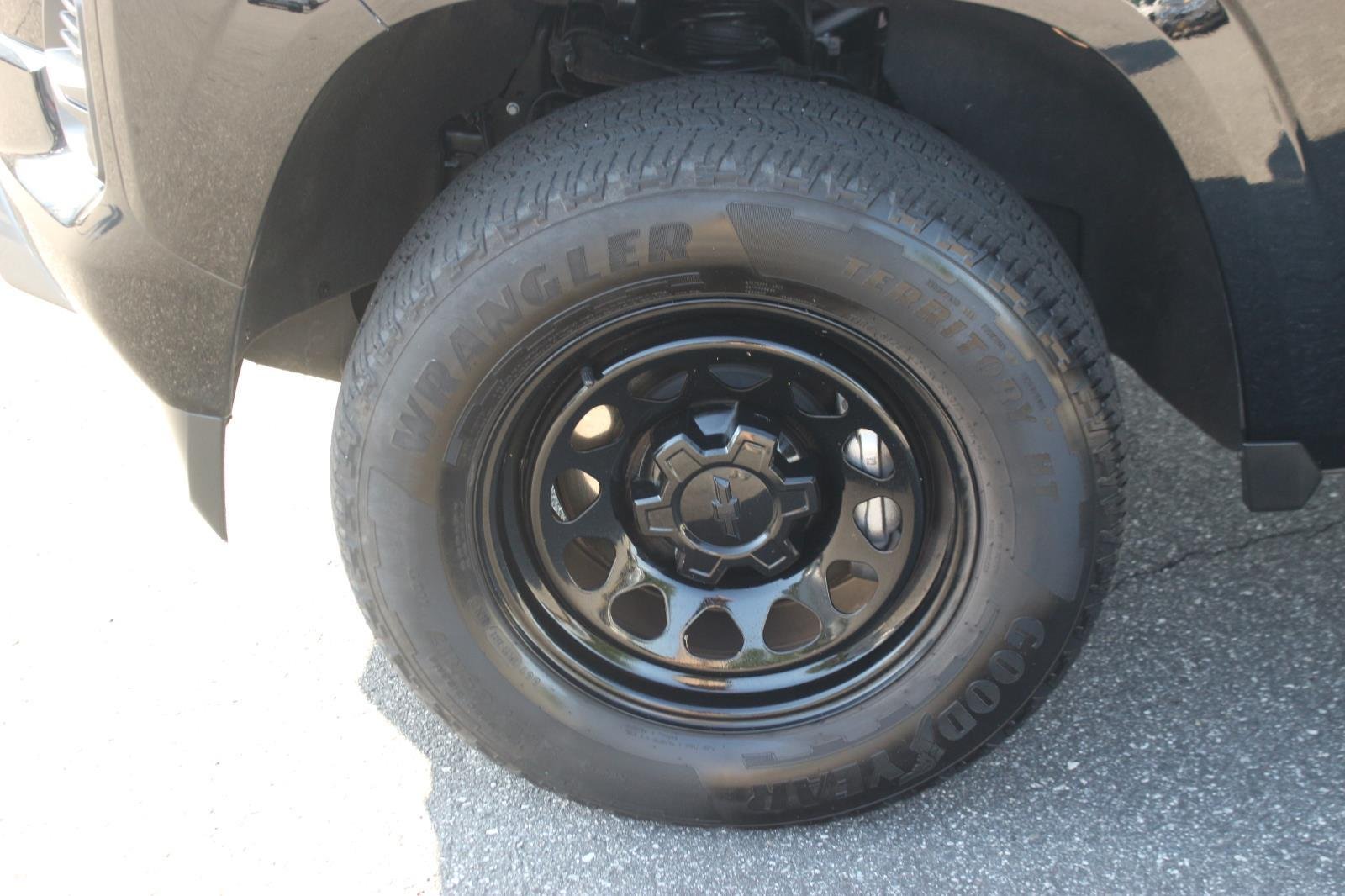 Used 2024 Black Chevrolet Z71 image 38
