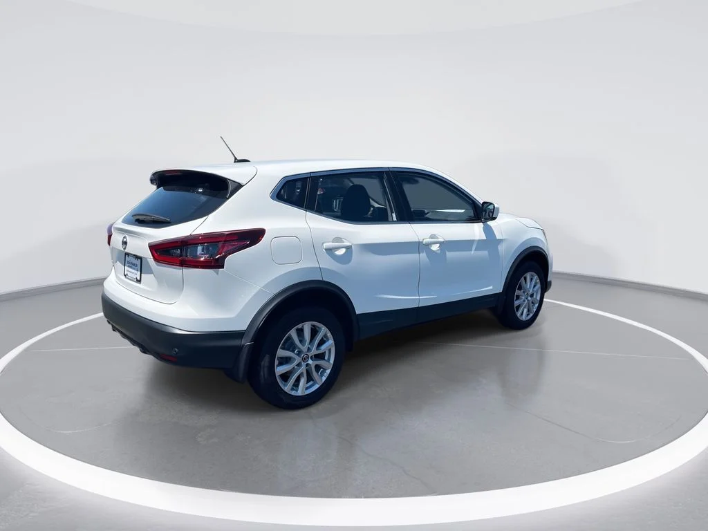 Used 2022 White Nissan S image 8