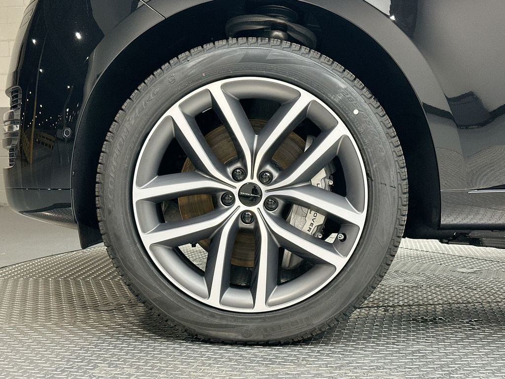 New 2026 Santorini Black Metallic Land Rover SE image 13