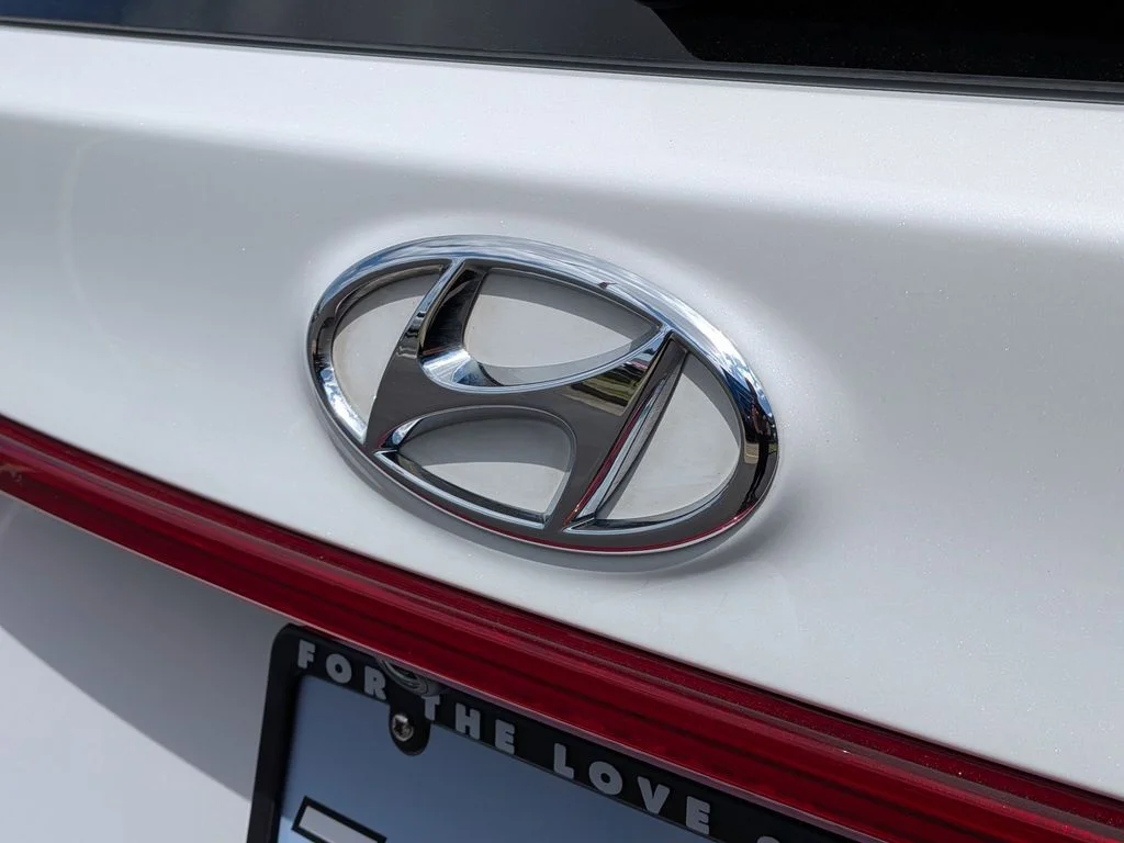 Used 2022 Quartz White Hyundai Limited image 25