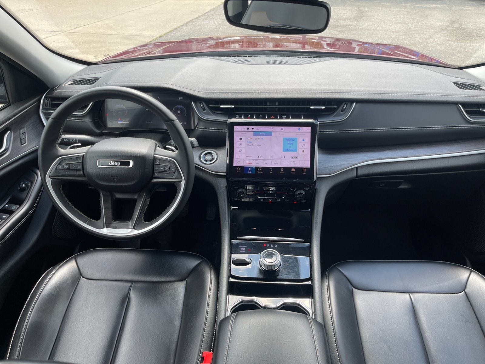 Used 2023  Jeep Limited image 15