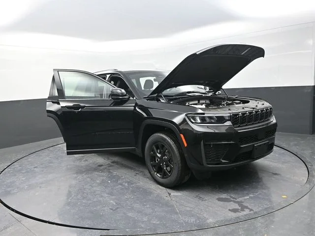 New 2026 Diamond Black Crystal Pearl-Coat Exterior Paint Jeep Altitude image 30