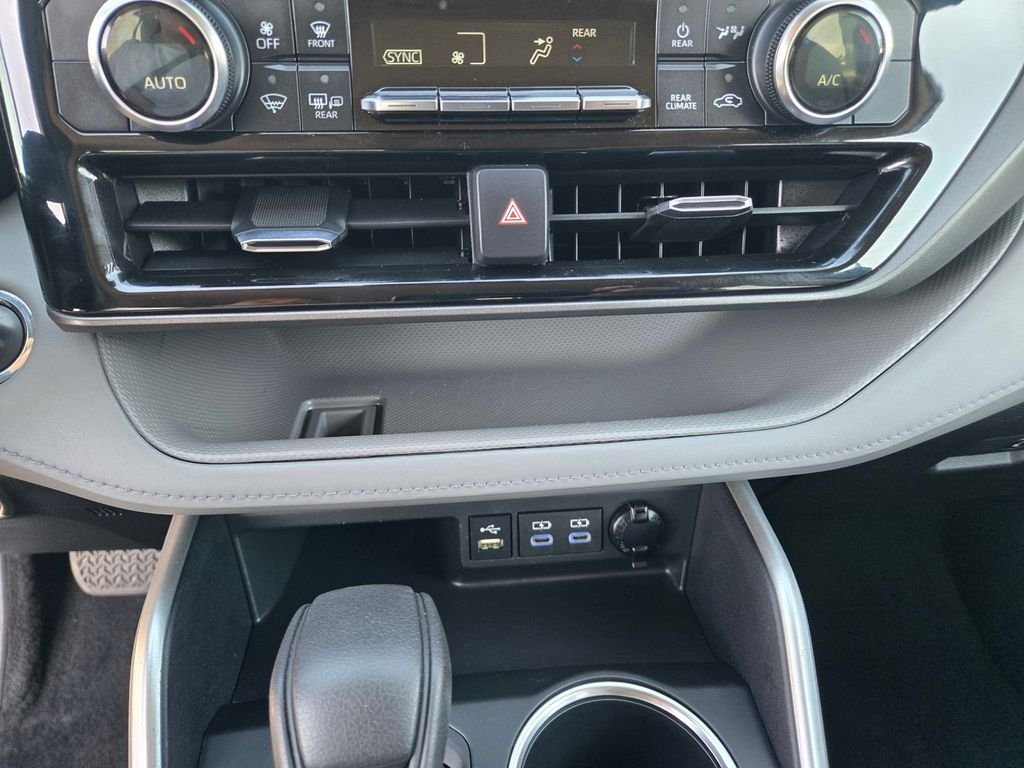 Used 2022 Silver Toyota L image 14