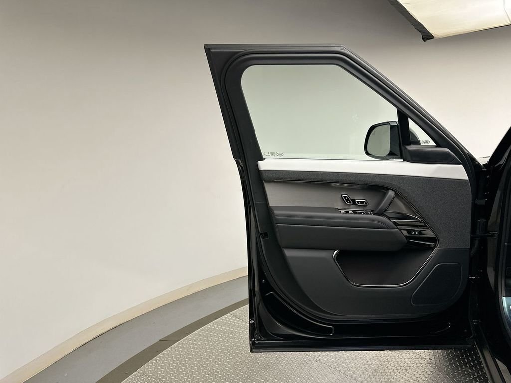 New 2026 Santorini Black Land Rover Dynamic SE image 17