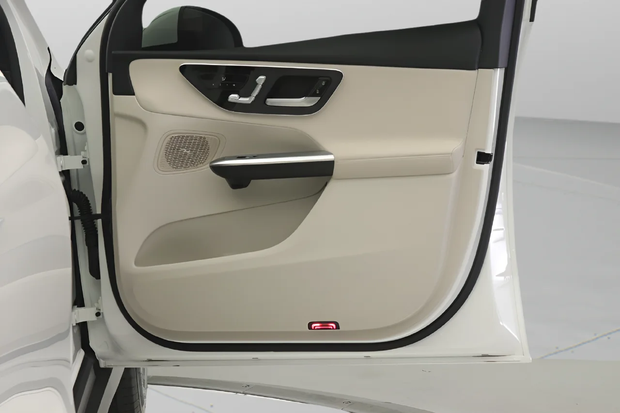 Used 2025 White Mercedes-Benz 350e 4MATIC® Plug in Hybrid image 21