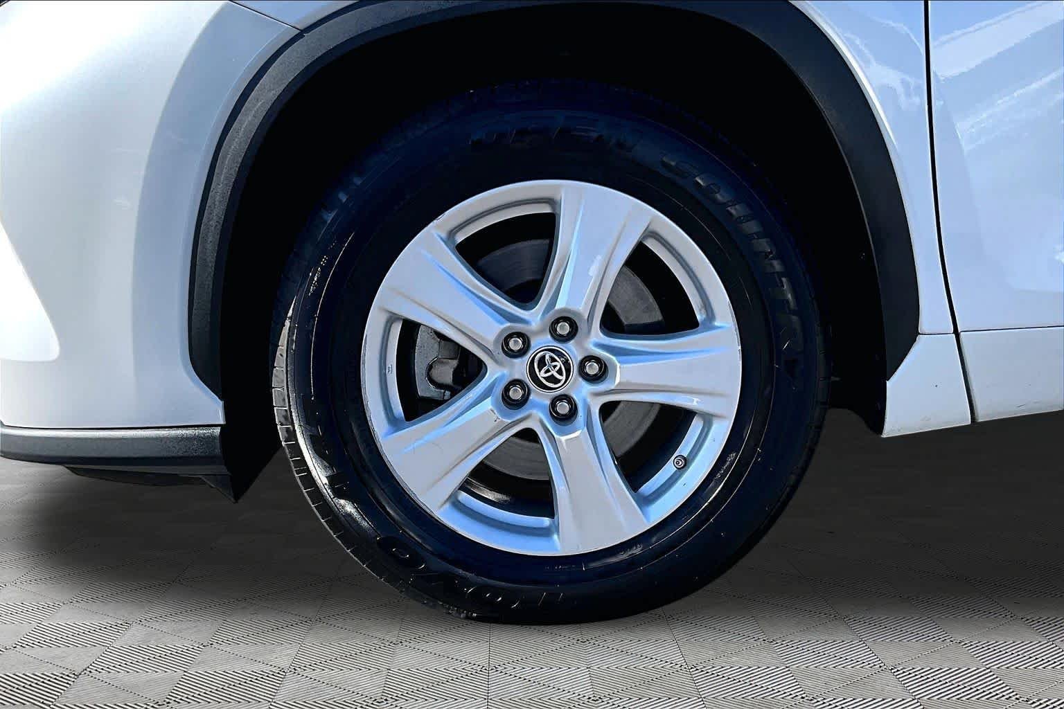 Used 2023 Wind Chill Pearl Toyota LE image 11