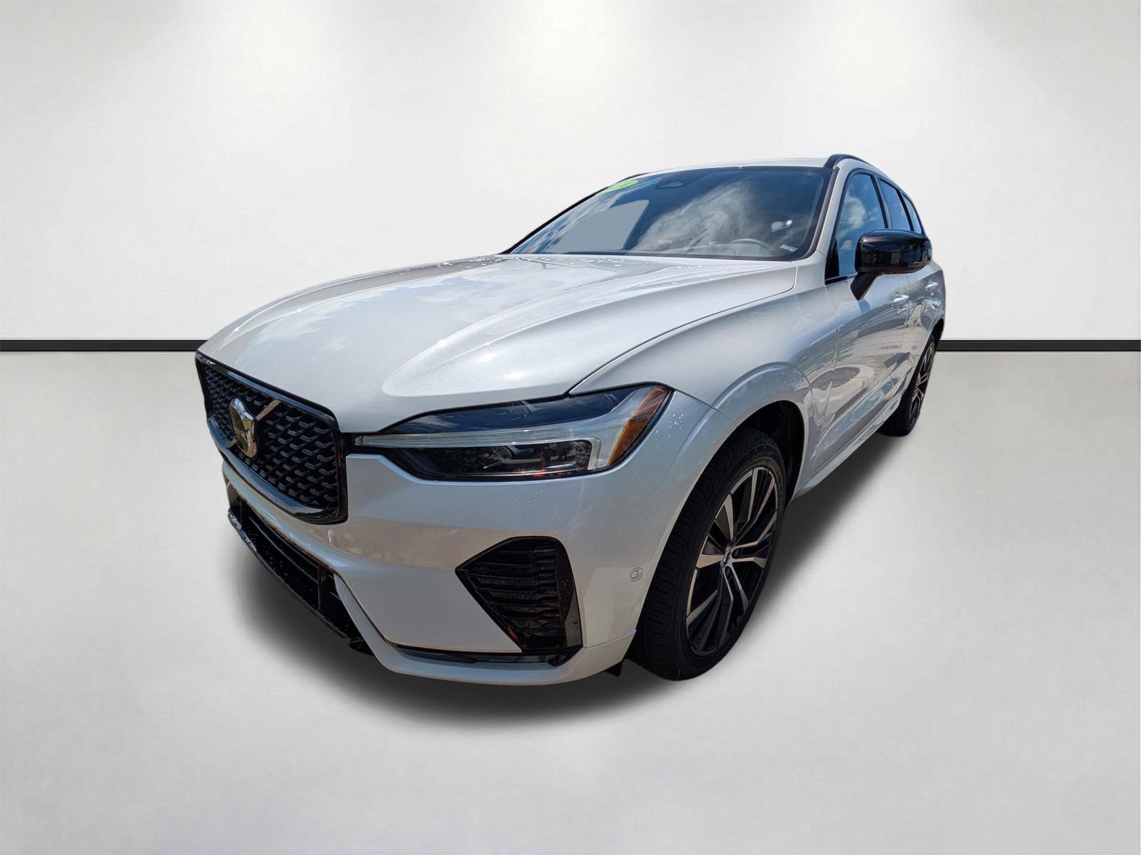 Used 2024 Crystal White Metallic Volvo Plus Dark Theme image 7