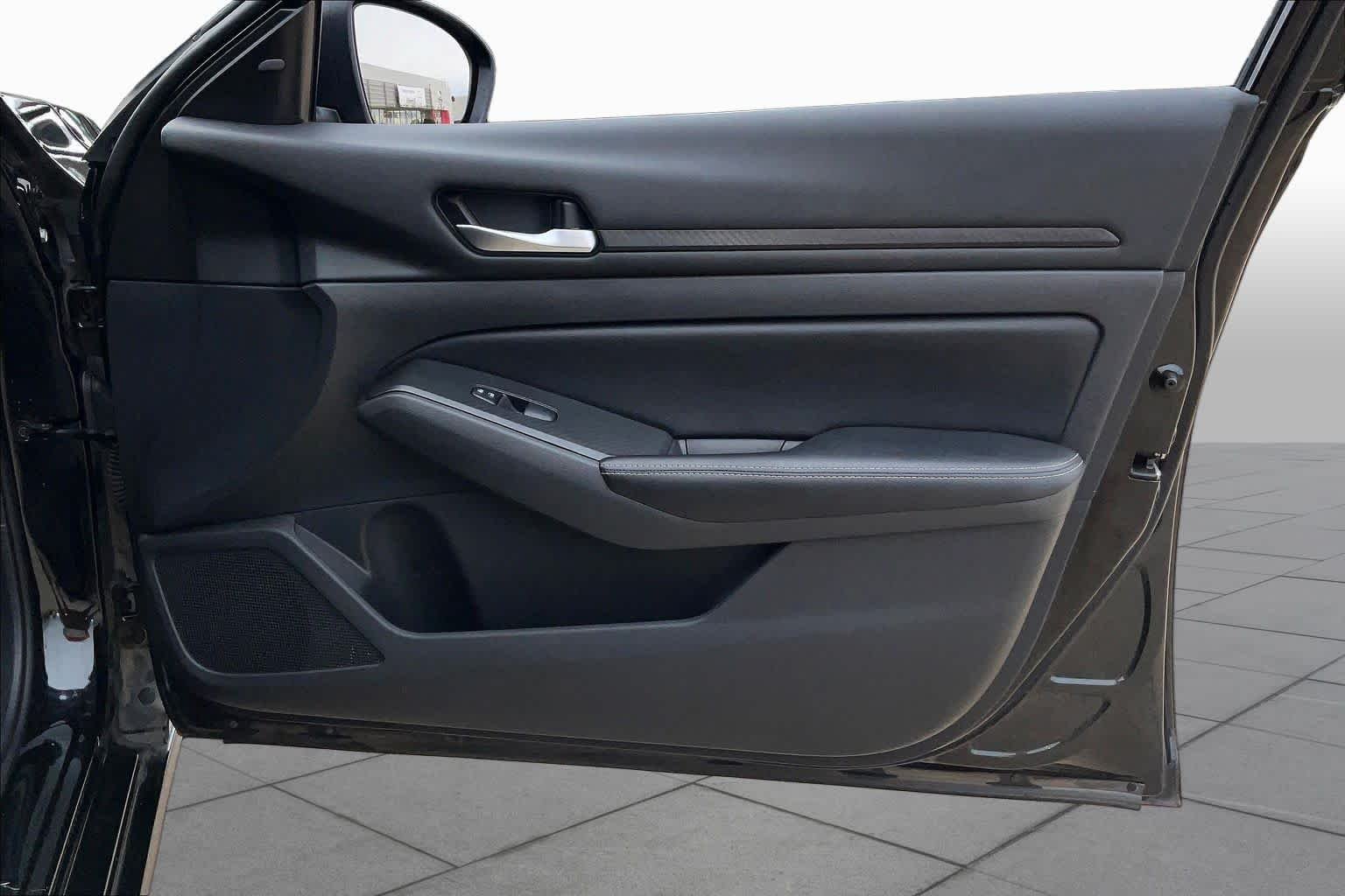 Used 2024 Super Black Nissan 2.5 SV image 25