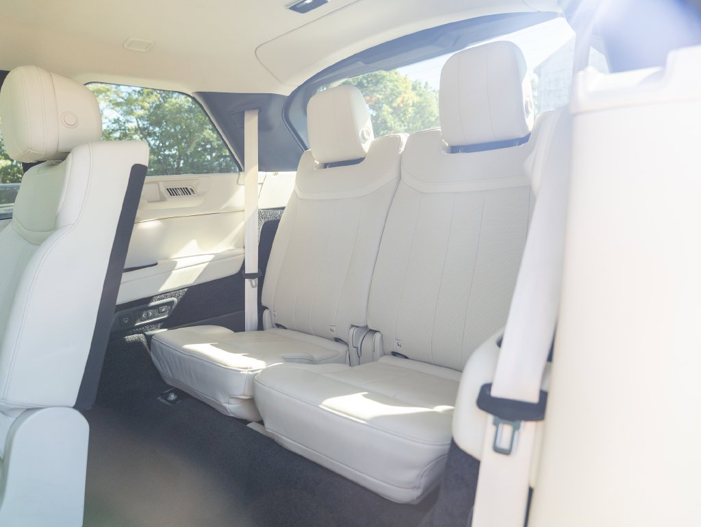 Used 2024 White Land Rover SE image 36