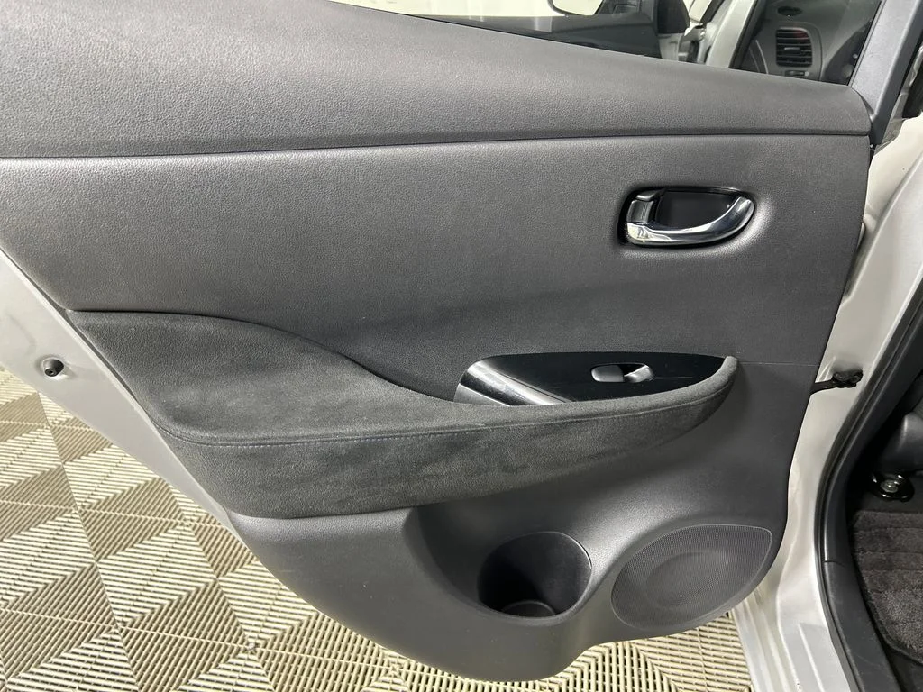 Used 2015 Silver Nissan SV image 17
