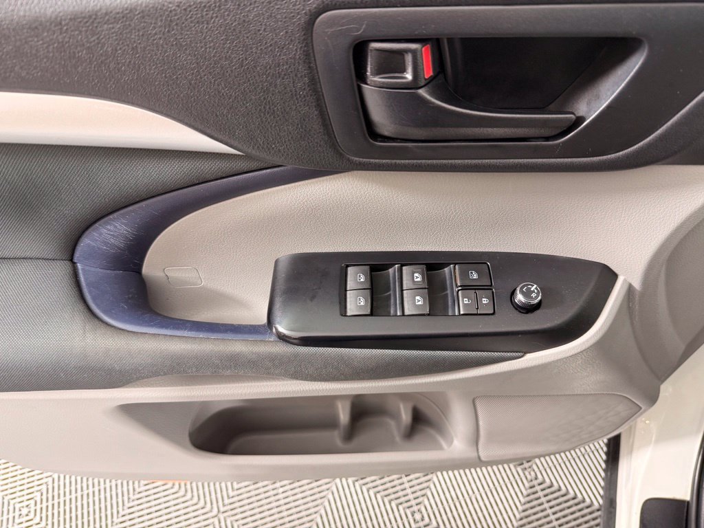Used 2019 White Toyota LE image 18