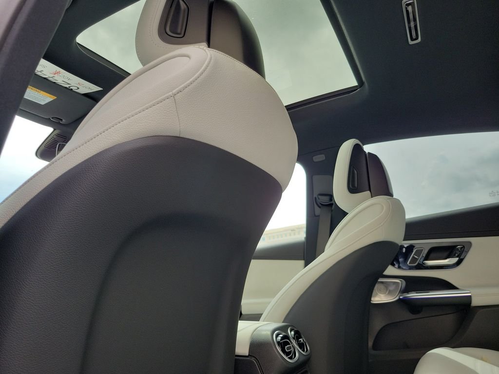 New 2027 MANUFAKTUR Moonlight White Metallic Mercedes-Benz GLC 300 image 12