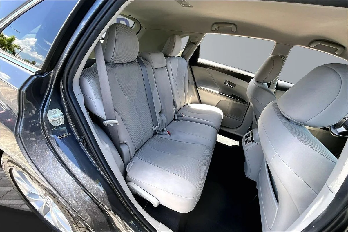 Used 2013 Gray Toyota LE image 24