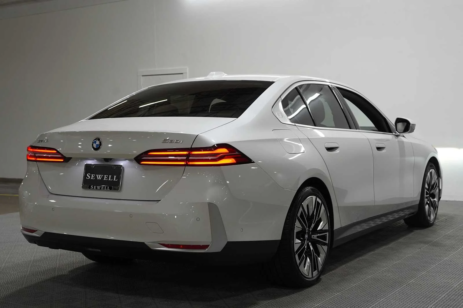 Used 2027 Mineral White Metallic BMW 530i image 2