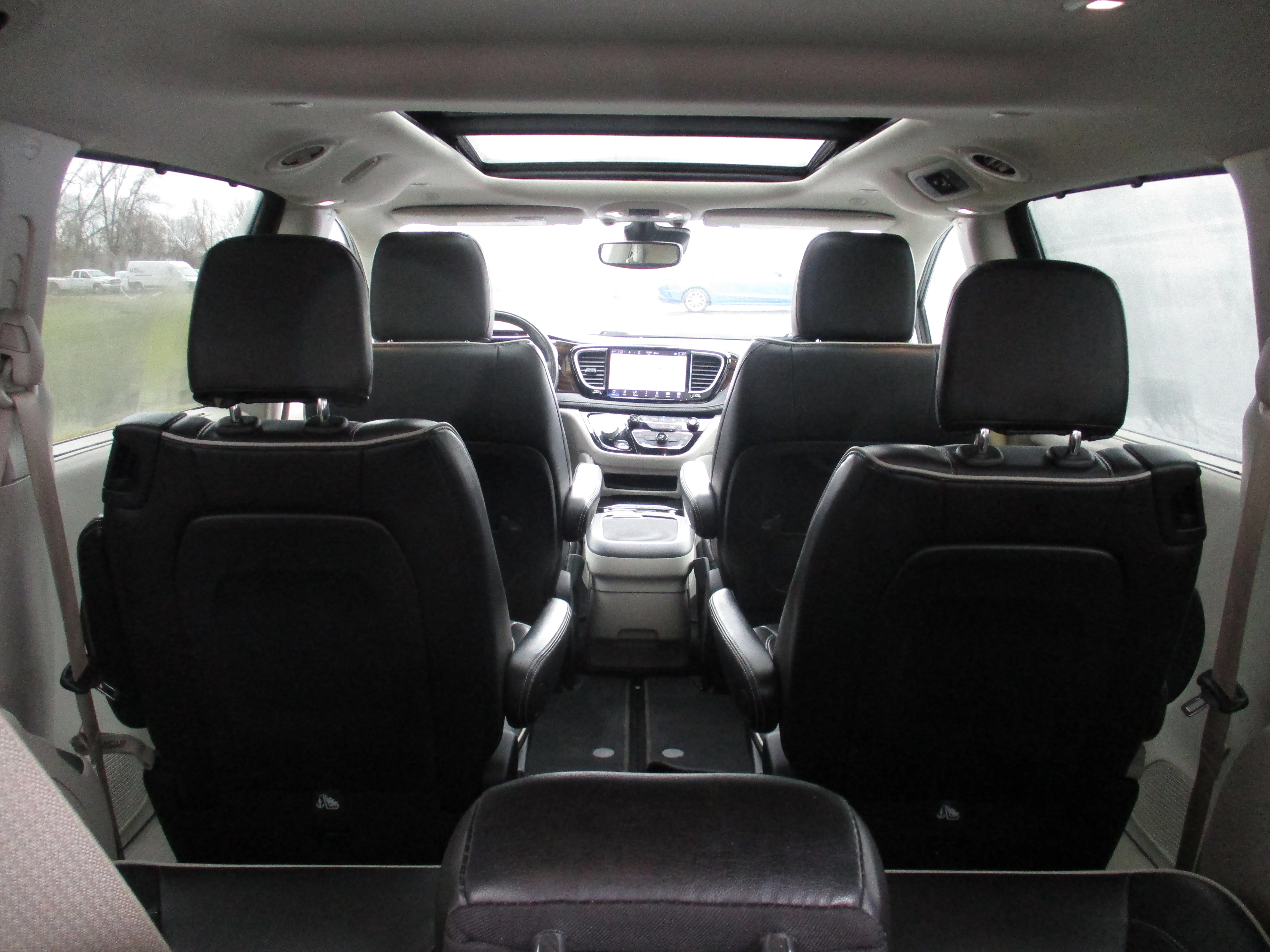 Used 2022 Brilliant Black Crystal Pearlcoat Chrysler Limited image 19