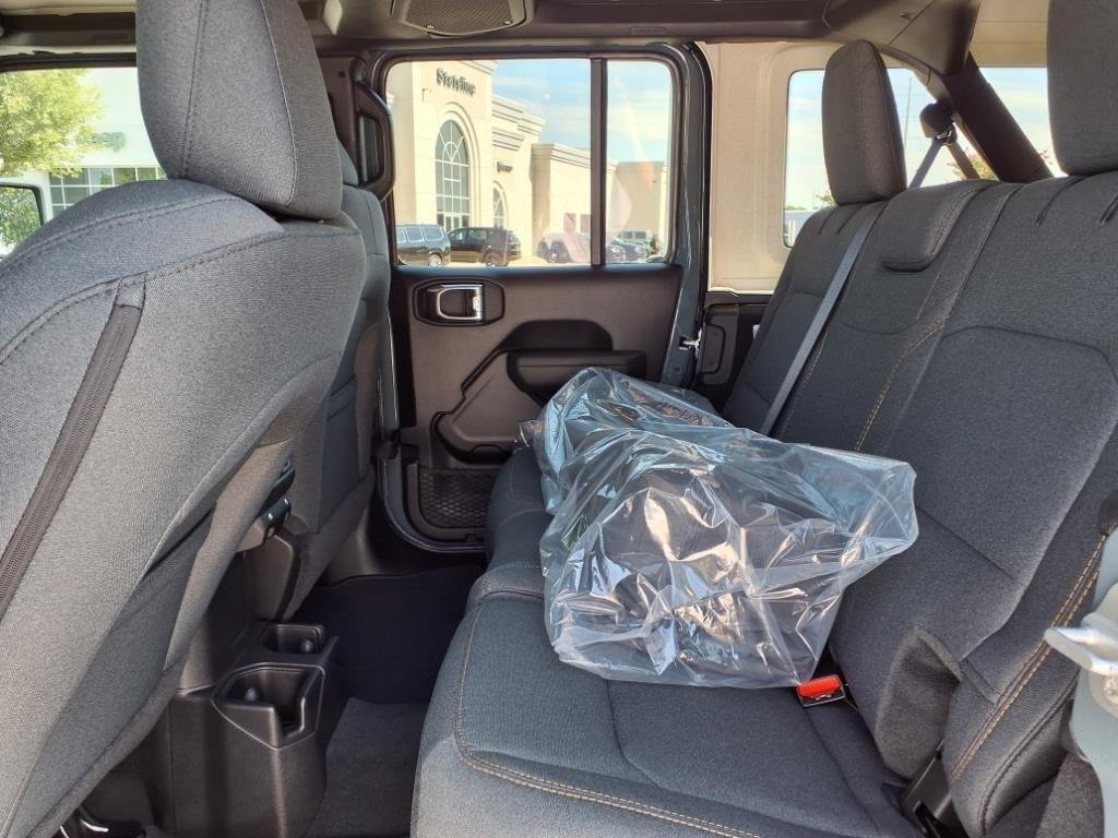 New 2025 Anvil Clear-Coat Exterior Paint Jeep Sport S image 26