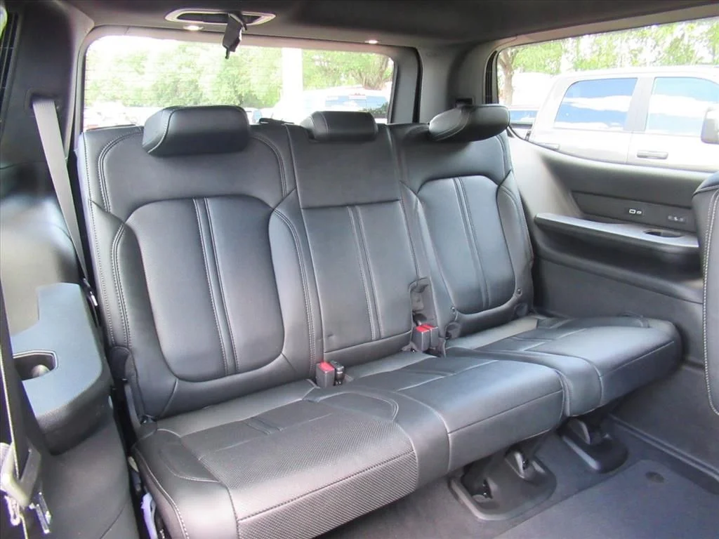 New 2026 Silver-Zynith Exterior Paint Jeep Limited Reserve image 31