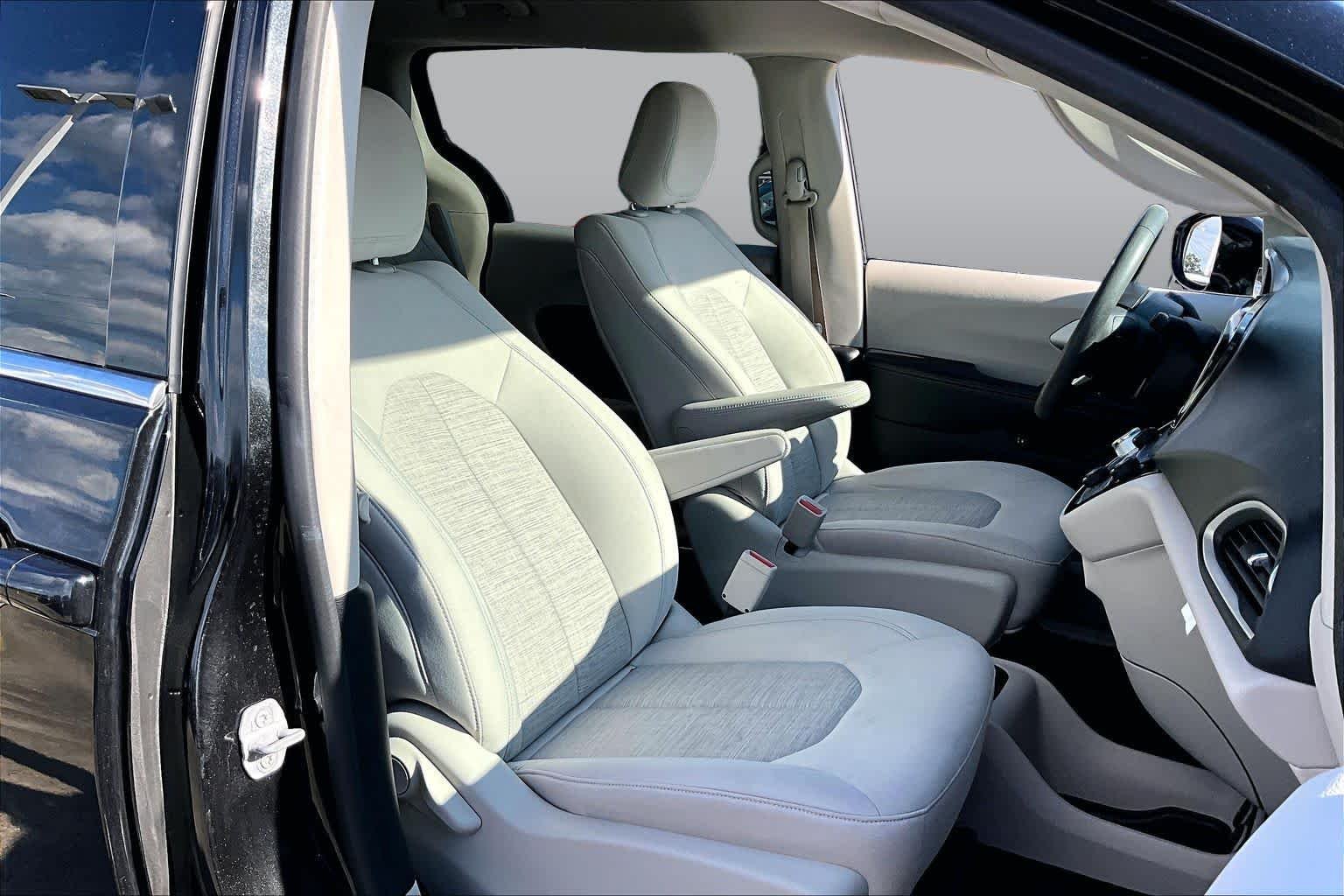 Used 2018 Brilliant Black Crystal Pearlcoat Chrysler Hybrid Touring Plus image 9