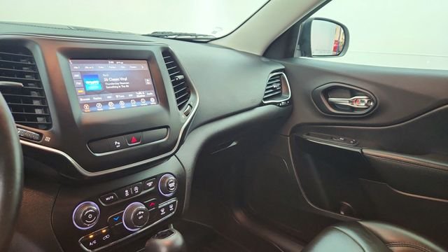 Used 2019 Gray Jeep Latitude Plus image 24