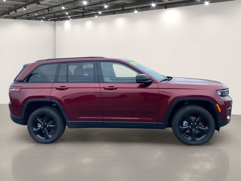 Used 2023 Velvet Red Pearlcoat Jeep Altitude image 8