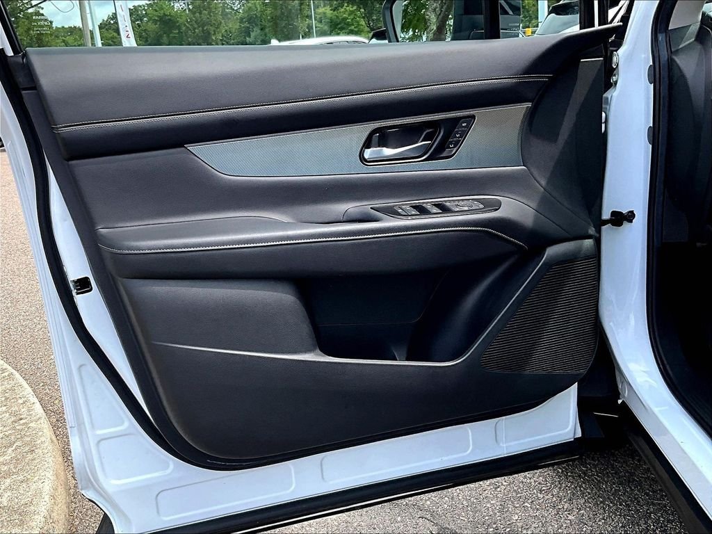 Used 2025 White Nissan SL image 9