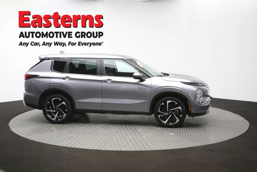 Used 2023 Silver Mitsubishi SE image 46