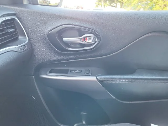 Used 2020 Red Jeep Latitude image 31