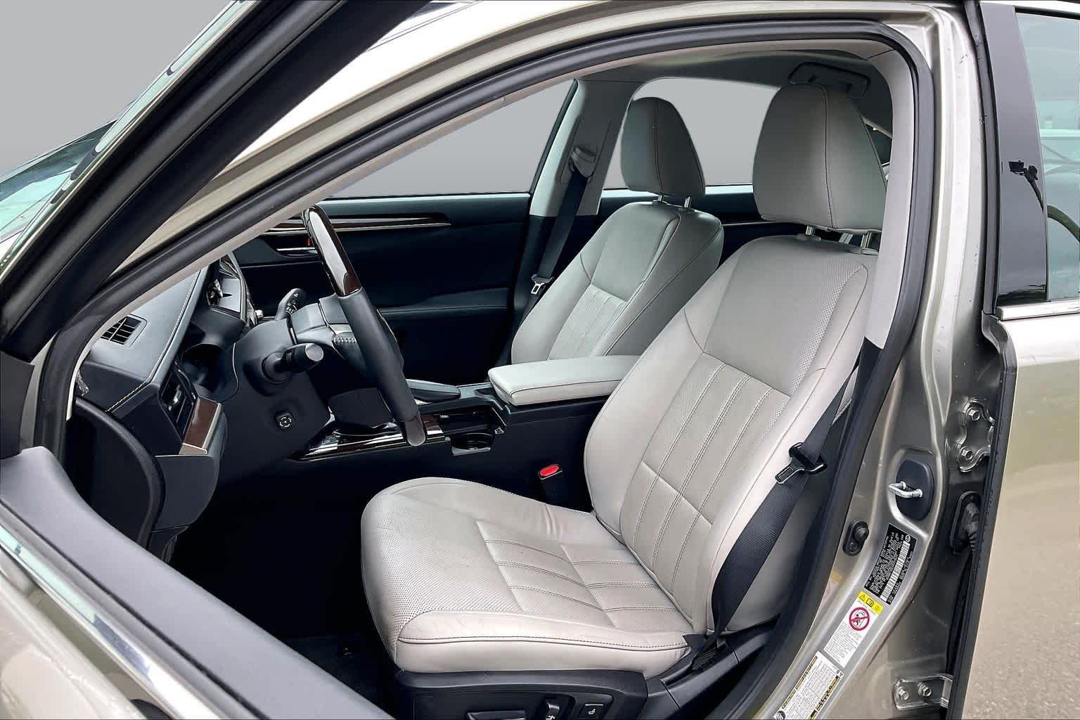 Used 2017 Atomic Silver Lexus  image 7