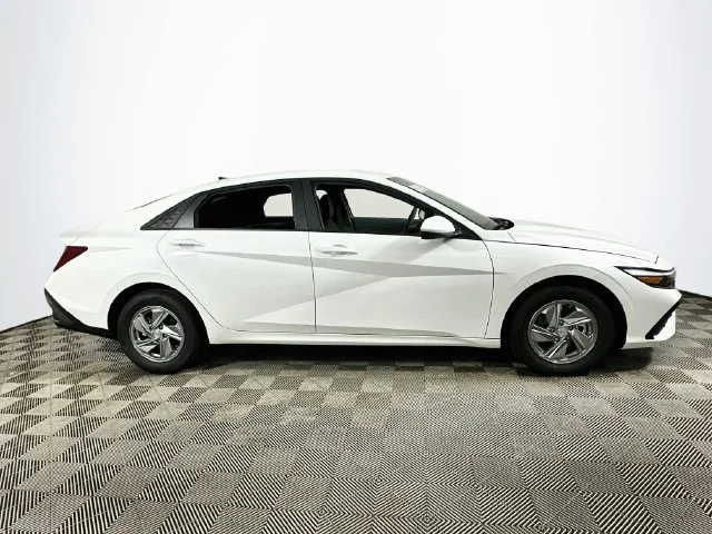 New 2026 Hyundai ELANTRA SE