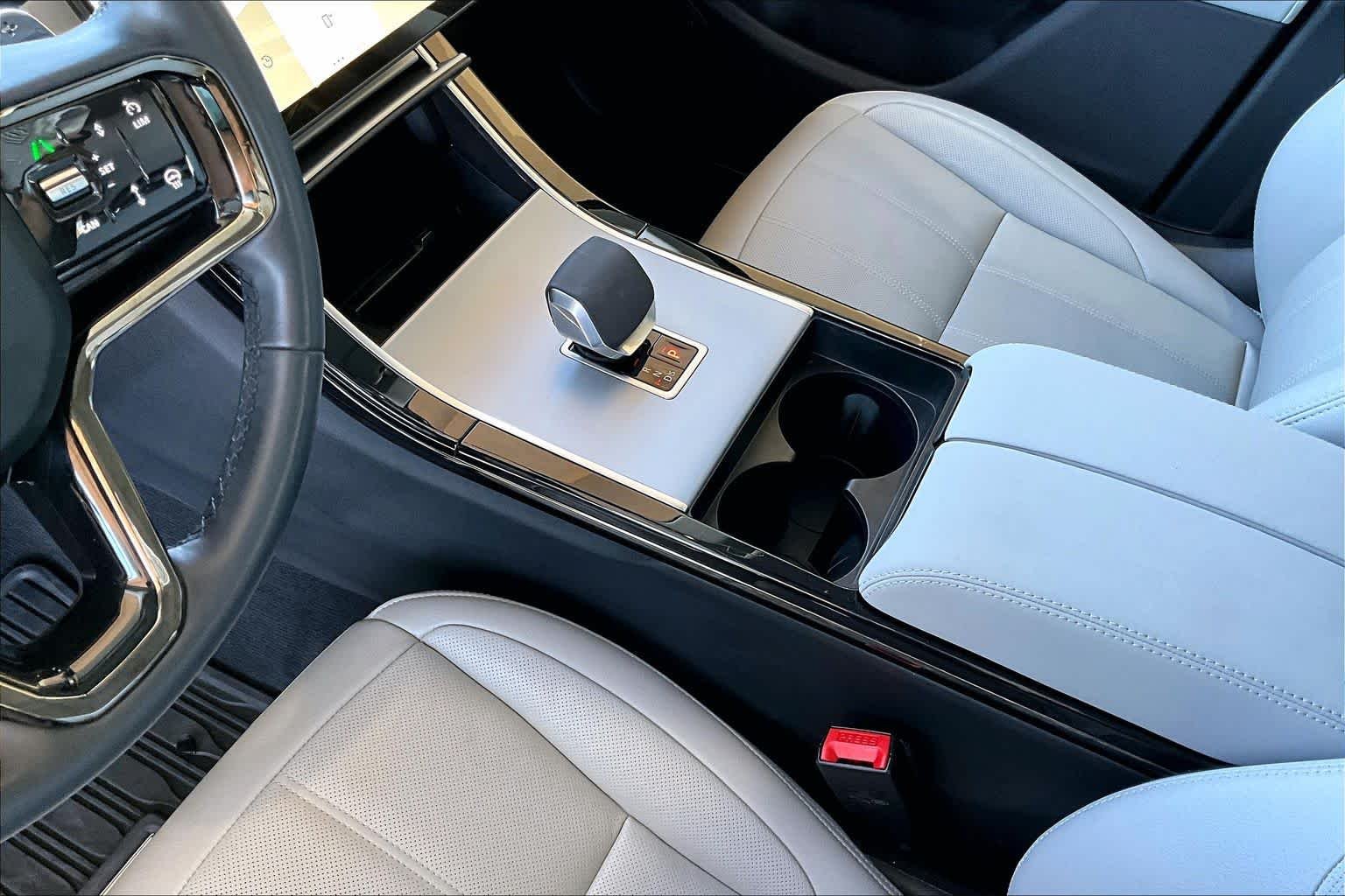 Used 2024 Fuji White Land Rover Core S image 17