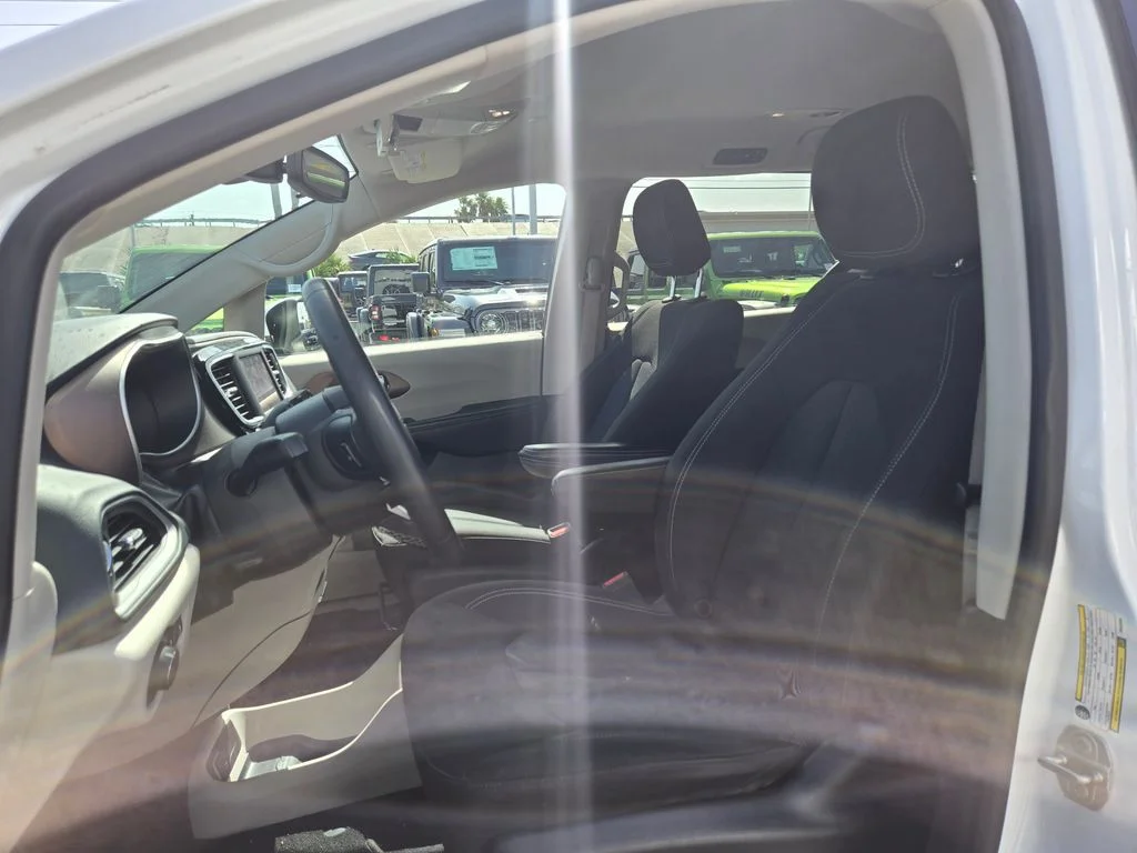 Used 2023 White Chrysler LX image 9