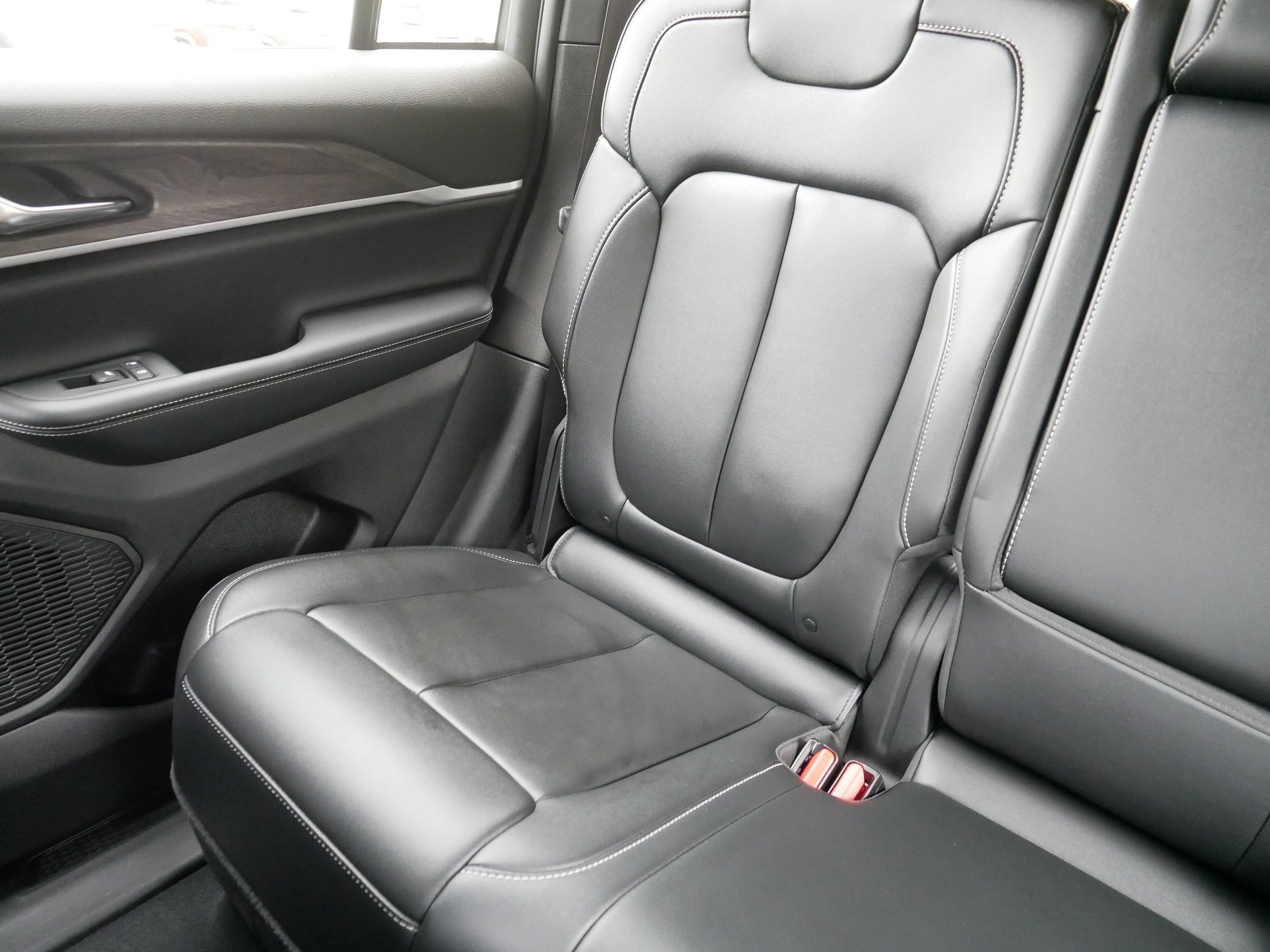 Used 2024 Velvet Red Pearlcoat Jeep Limited image 12