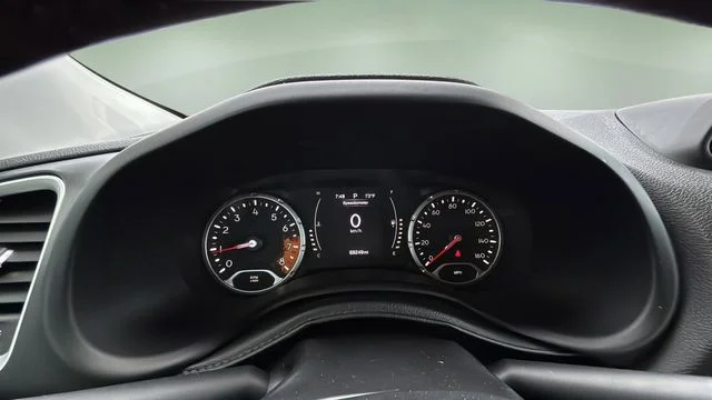 Used 2015 Silver Jeep Latitude image 15
