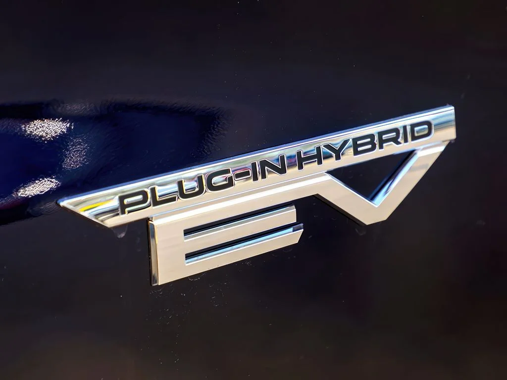 New 2025 Cosmic Blue Metallic Mitsubishi SE image 14