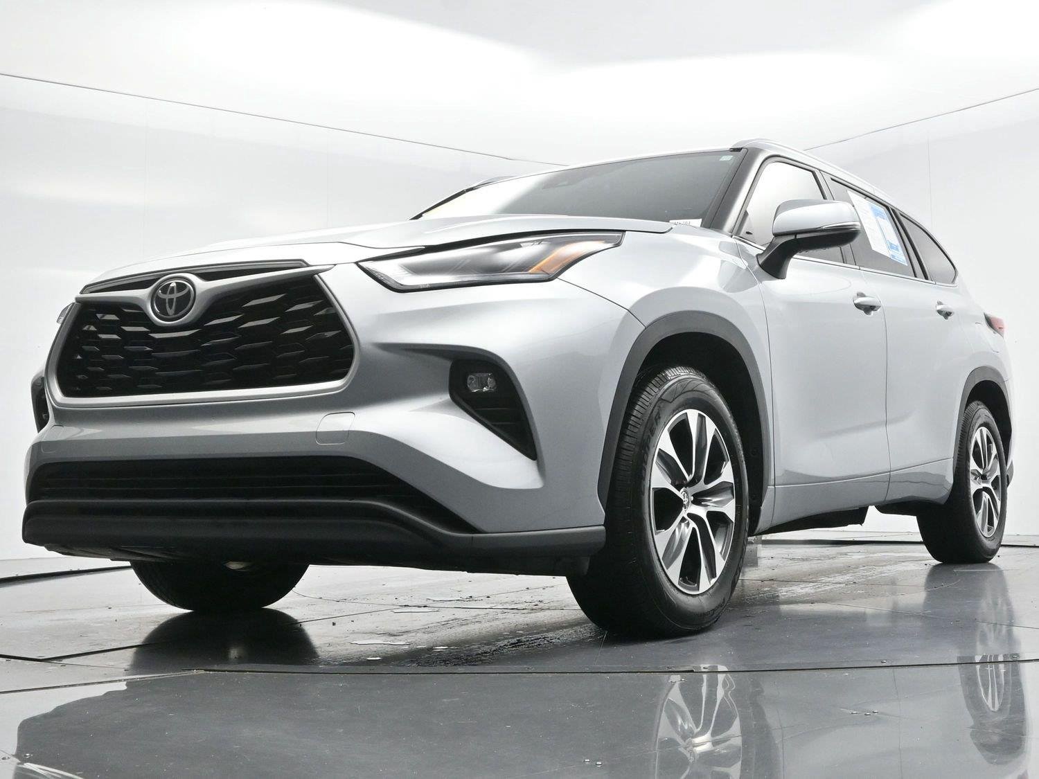 Used 2022 Celestial Silver Metallic Toyota XLE image 52