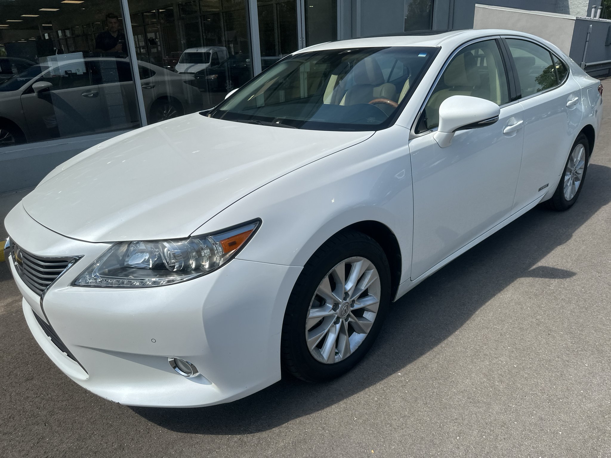 Used 2013 Starfire Pearl Lexus Hybrid image 3