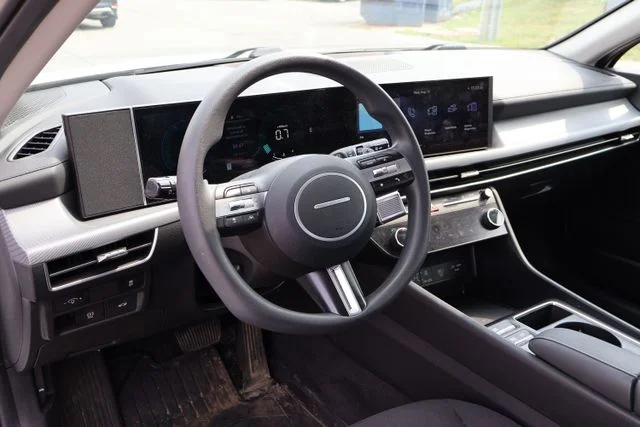 Used 2025 White Hyundai SEL image 7