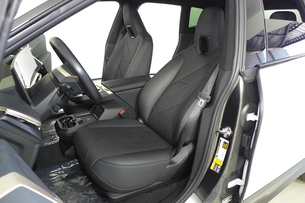 Used 2024 Mineral White Metallic BMW xDrive50 image 21