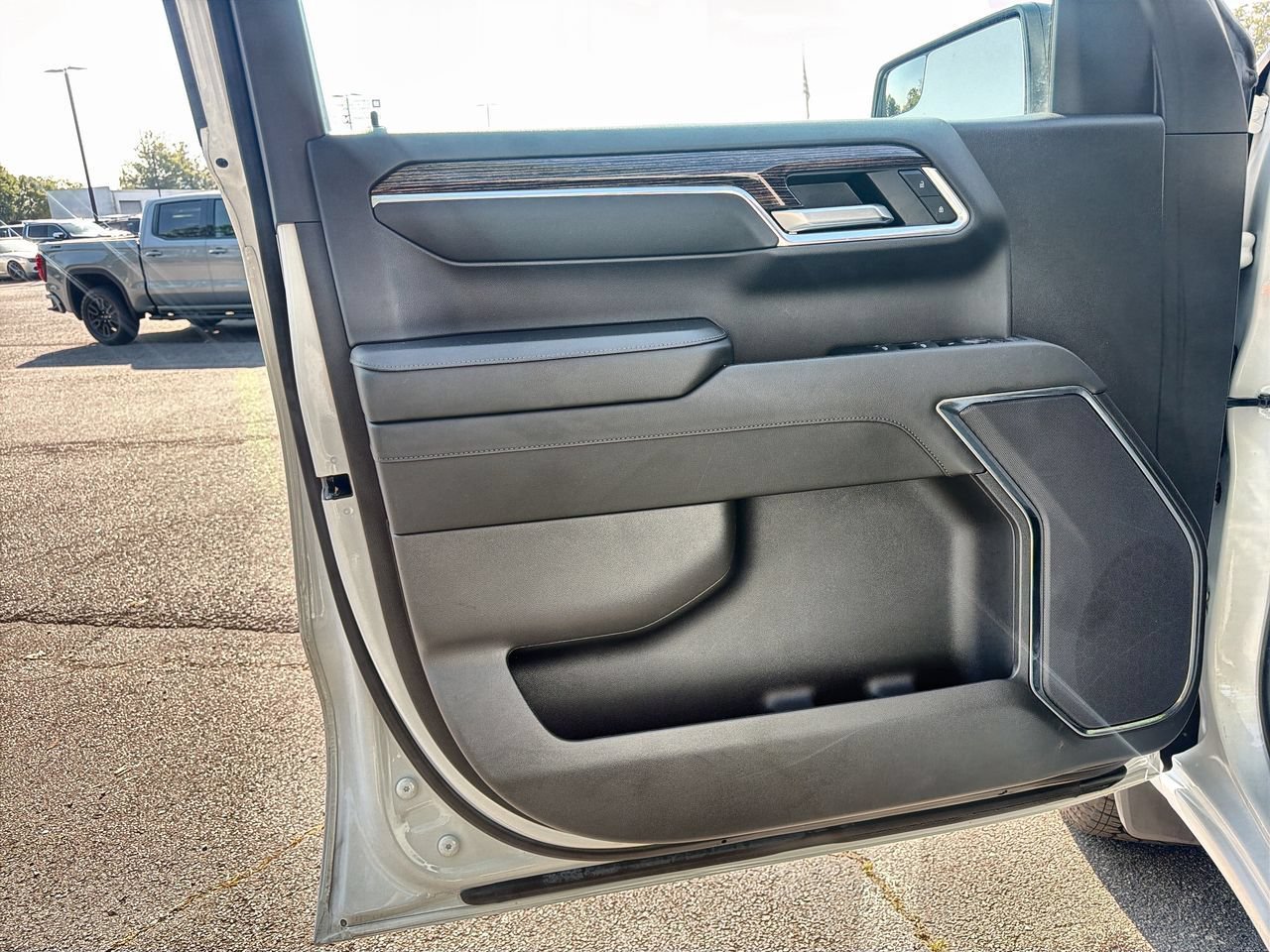 Used 2024 Summit White GMC Elevation image 18