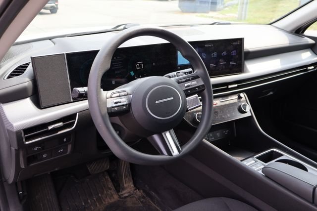 Used 2025 White Hyundai SEL image 7