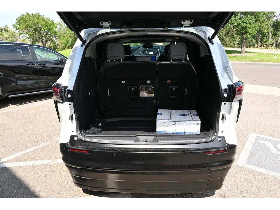 New 2025 WHITE Toyota XLE Mobility Handicap Van image 24