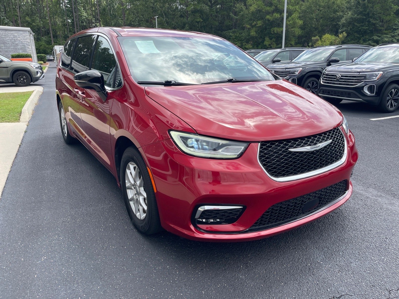 Used 2025 Red Hot Pearl Coat Chrysler Select image 3