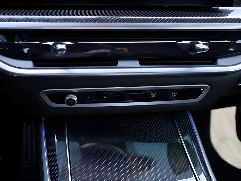 Used 2025 Black BMW M60i image 28
