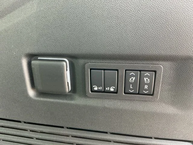 2025 Chevrolet Suburban RST - Photo 18